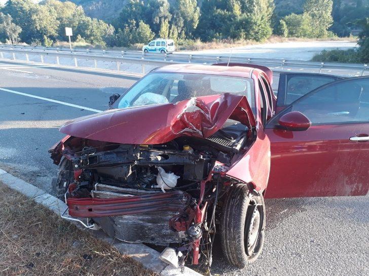Lastiği patlayan otomobil yolun karşısındaki benzinlik duvarına çarptı: 1 yaralı G1
