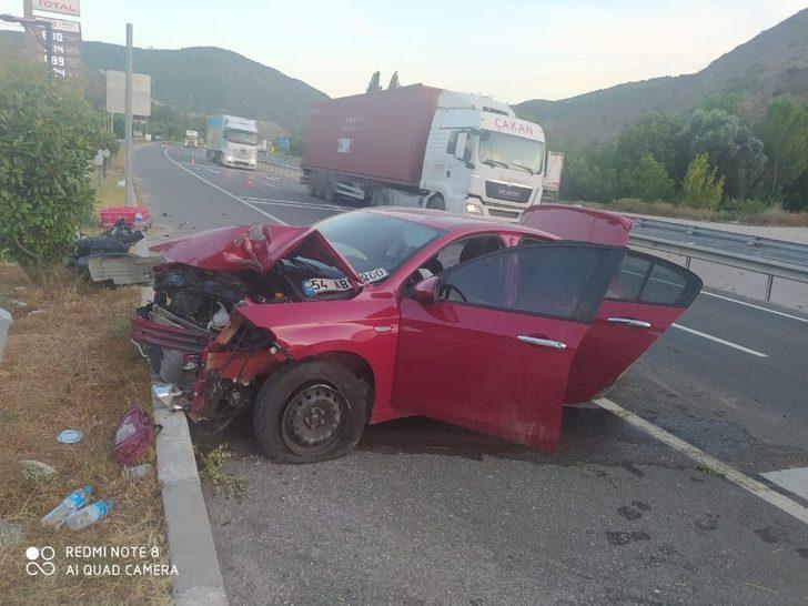 Lastiği patlayan otomobil yolun karşısındaki benzinlik duvarına çarptı: 1 yaralı G2