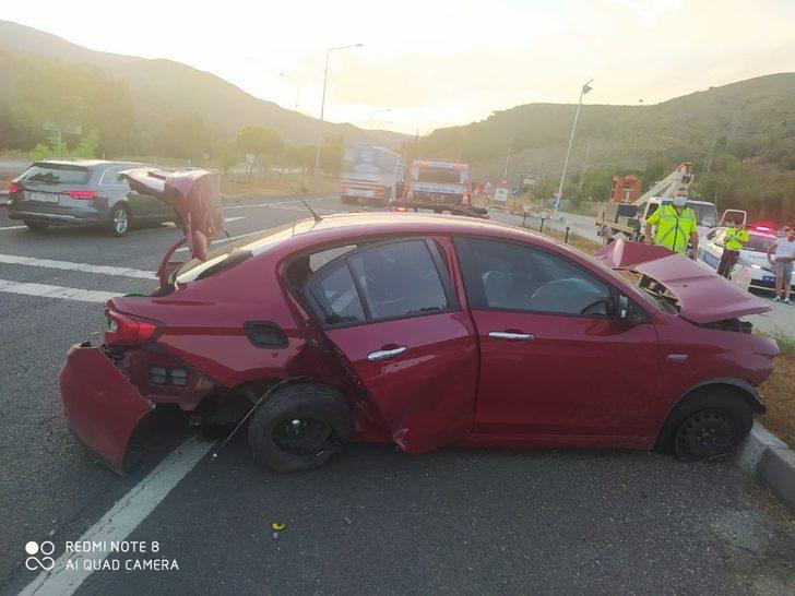 Lastiği patlayan otomobil yolun karşısındaki benzinlik duvarına çarptı: 1 yaralı G3