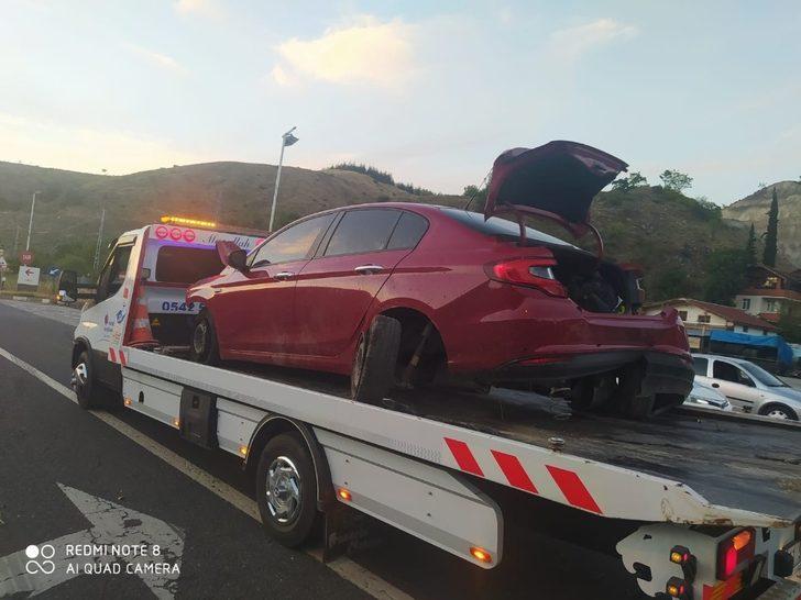 Lastiği patlayan otomobil yolun karşısındaki benzinlik duvarına çarptı: 1 yaralı G4