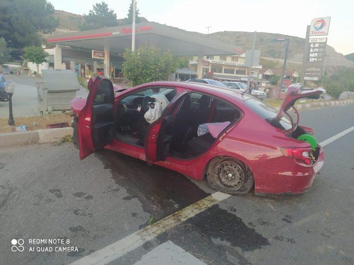 Lastiği patlayan otomobil yolun karşısındaki benzinlik duvarına çarptı: 1 yaralı G5