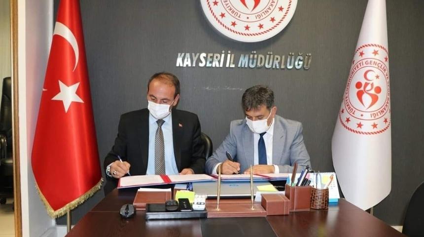 Tomarza’da futbol sahası ve spor salonu Gençlik ve Spor İl Müdürlüğü’ne devredildi