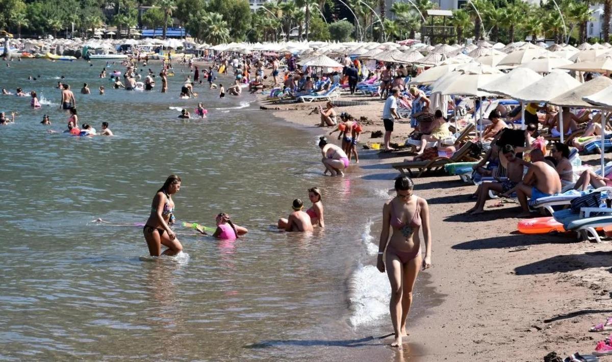 G&uuml;nd&uuml;z plajlar, akşam sokaklar doldu! Marmaris'te adım atacak yer kalmadı