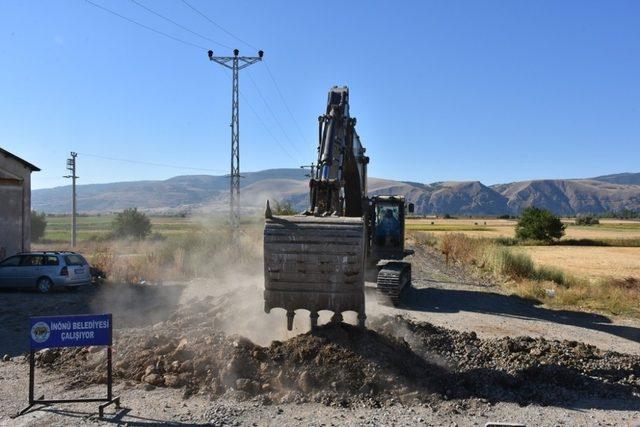 İnönü’de yol yapım çalışmaları tüm hızıyla devam ediyor