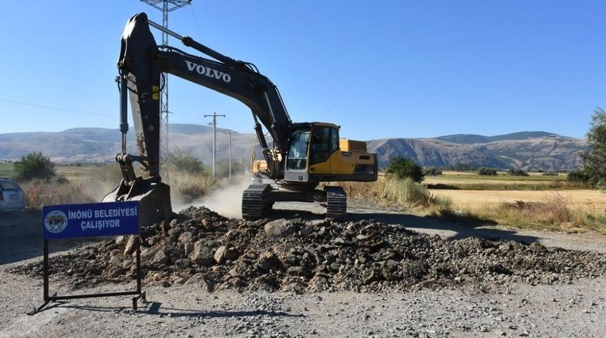 İnönü’de yol yapım çalışmaları tüm hızıyla devam ediyor