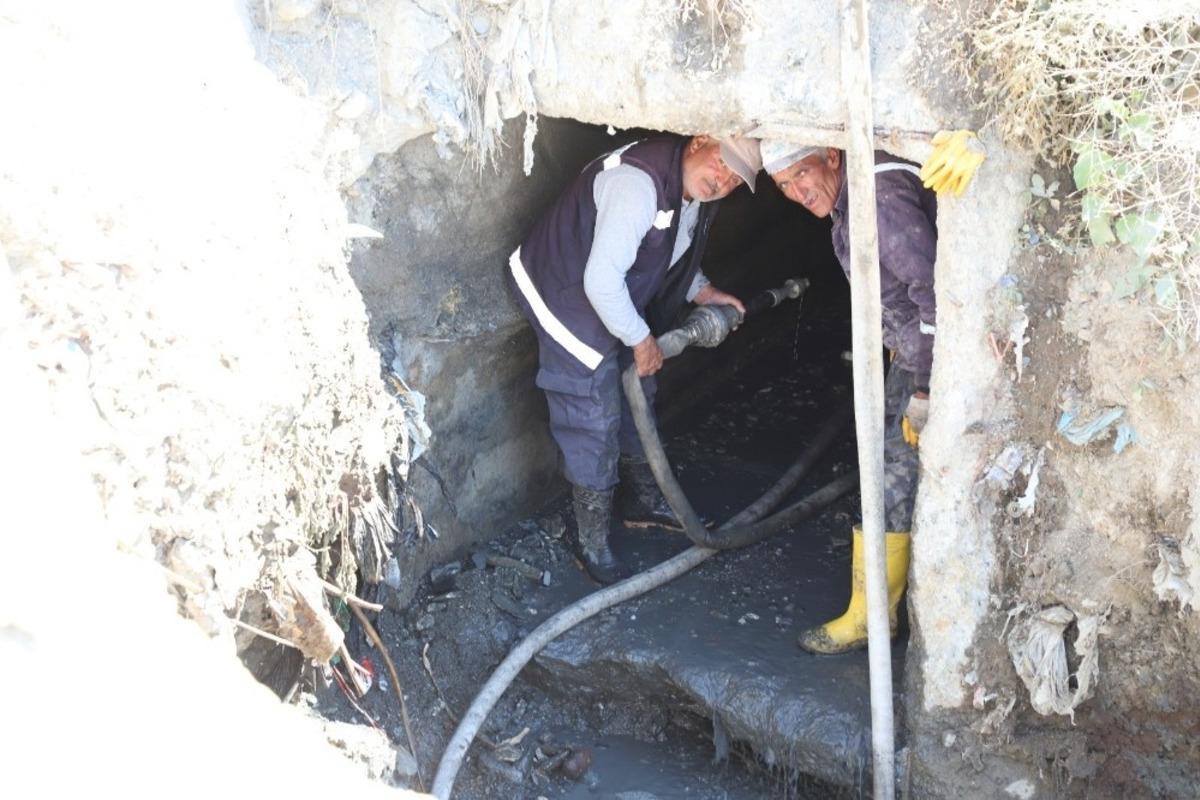 Belediye ekiplerinin menfez i&ccedil;inde zorlu mesaisi