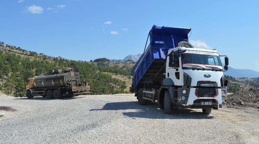 Kumluca&rsquo;da Kuzca-B&uuml;y&uuml;kalan-Derek&ouml;y grup yolu asfaltlandı