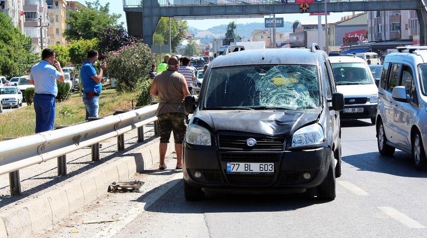Karşıdan karşıya ge&ccedil;erken aracın altında kaldı