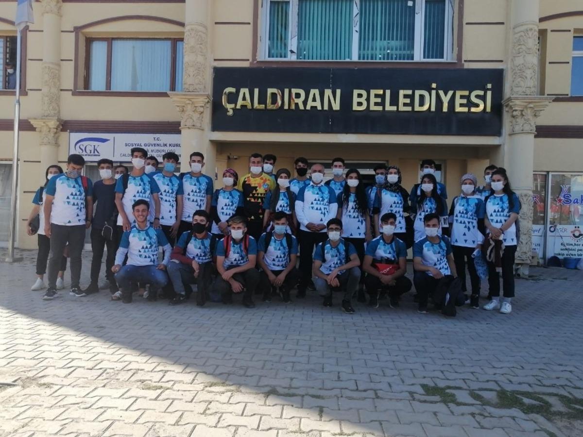 &Ccedil;aldıran Belediyesinden &uuml;niversitelerin &ouml;zel yetenek sınavına hazırlanan &ouml;ğrencilere forma