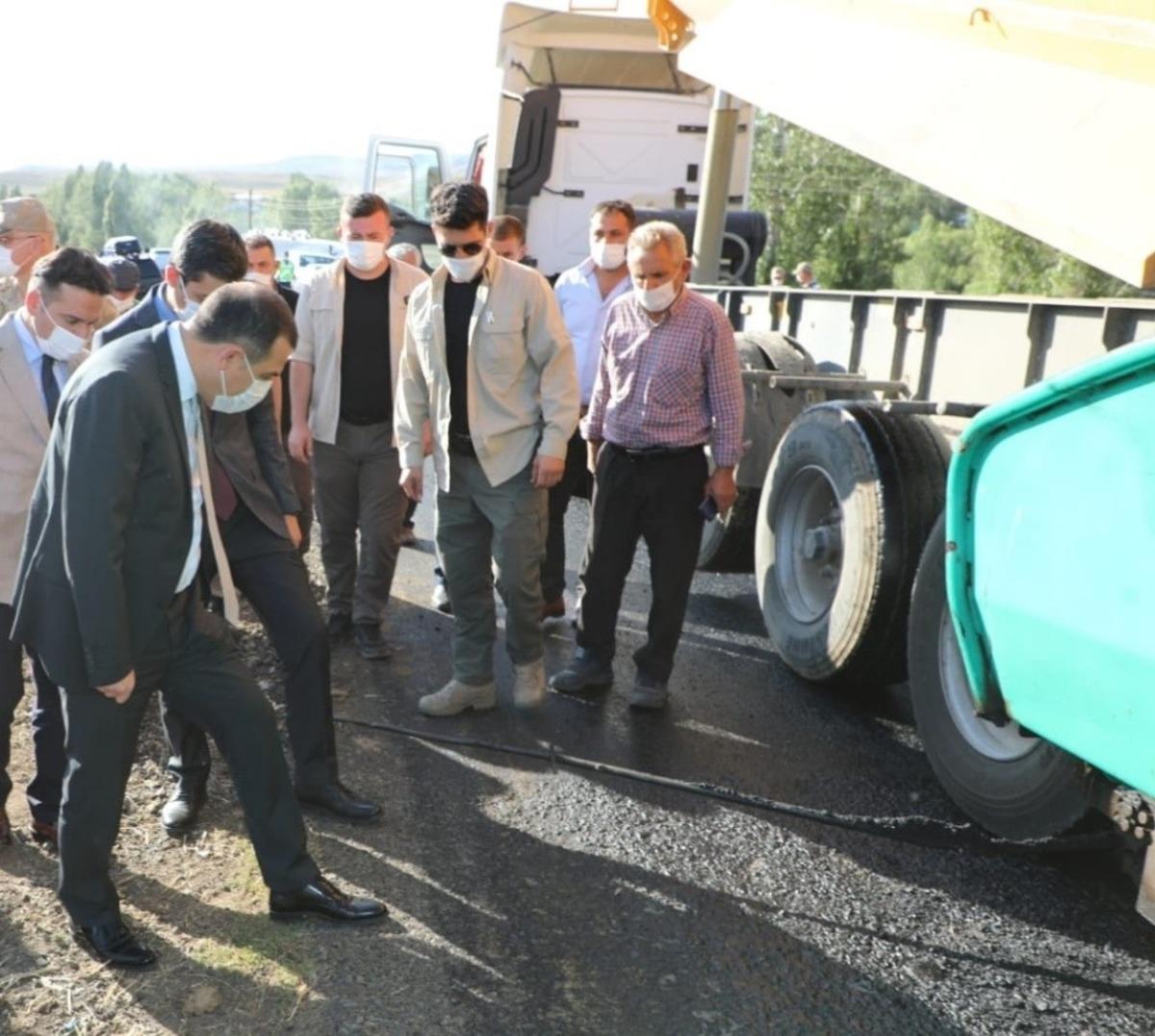 K&ouml;ylerde sıcak asfalt yol &ccedil;alışmaları s&uuml;r&uuml;yor