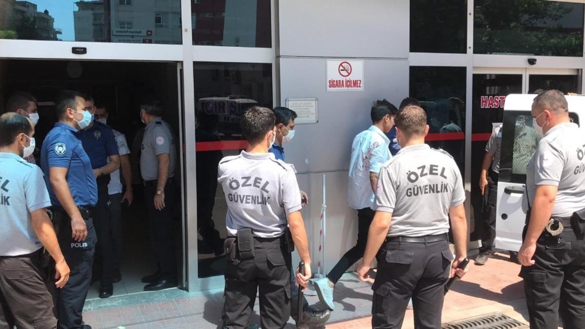 Husumetli aileler hastane bah&ccedil;esinde d&ouml;ner bı&ccedil;aklarıyla birbirine saldırdı: 1 yaralı, 4 g&ouml;zaltı