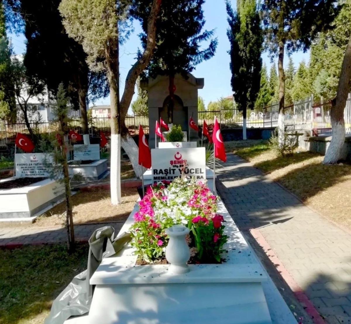 K&ouml;rfez&rsquo;de şehit mezarları 30 Ağustos &ouml;ncesi &ccedil;i&ccedil;eklendi