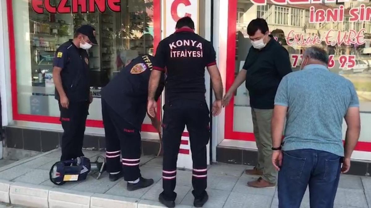 Tabela arkasındaki boşluğa d&uuml;şen yavru kedi kurtarıldı