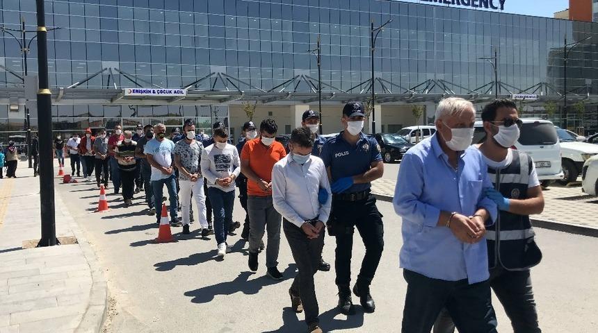 Konya'daki dolandırıcı &ccedil;etesi &ccedil;&ouml;kertildi! 'Valiyim' diyerek 1 milyon lira toplamışlar