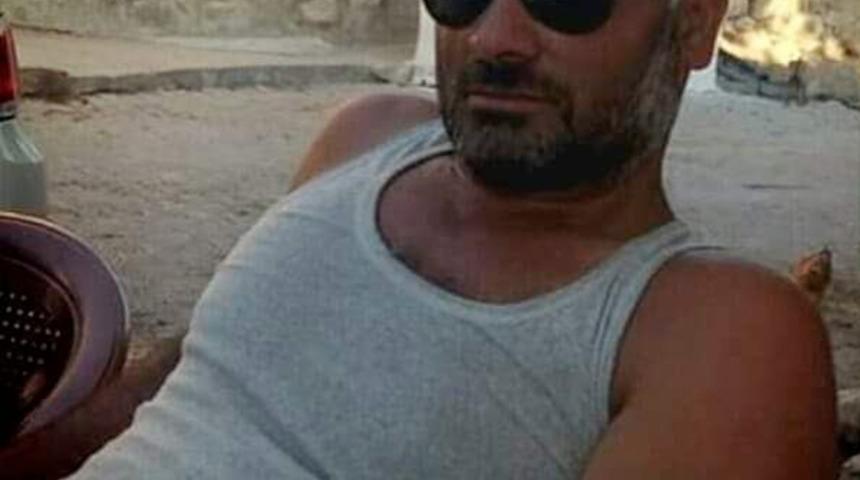 Annesinin ilişki yaşadığı adamı herkesin i&ccedil;inde infaz etti