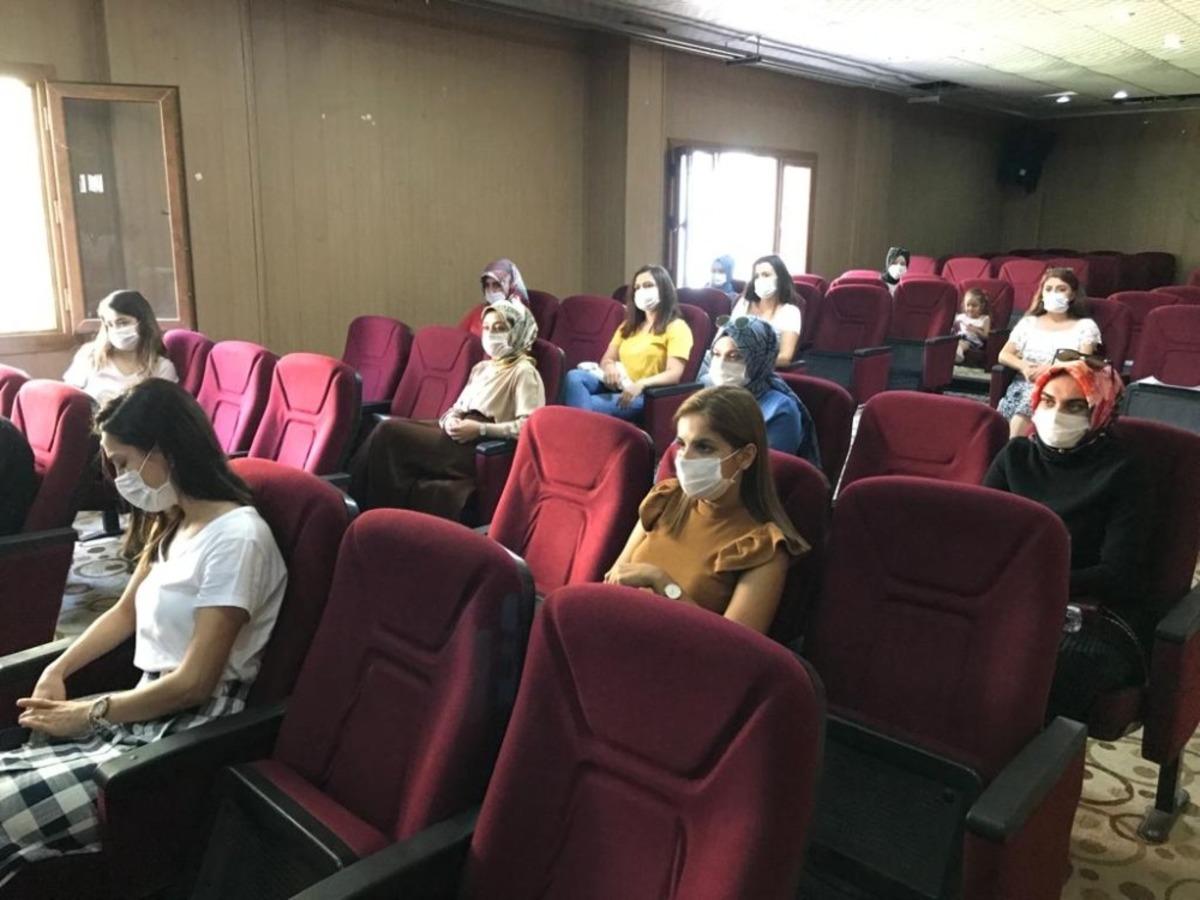 Uludere&rsquo;de maske ve sosyal mesafe kuralına uygun z&uuml;mre toplantıları yapıldı