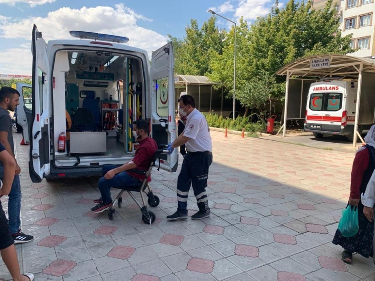 İki otomobil kafa kafaya &ccedil;arpıştı: 6 yaralı