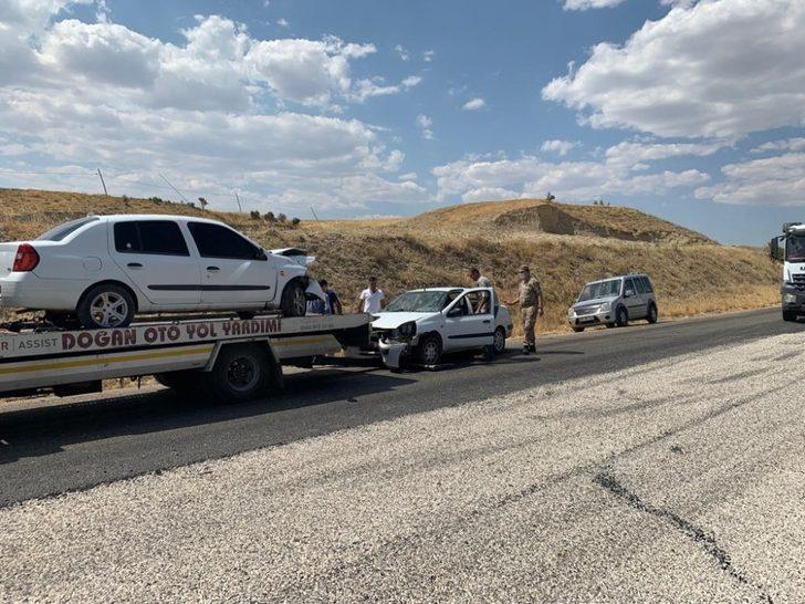 İki otomobil kafa kafaya çarpıştı: 6 yaralı G4