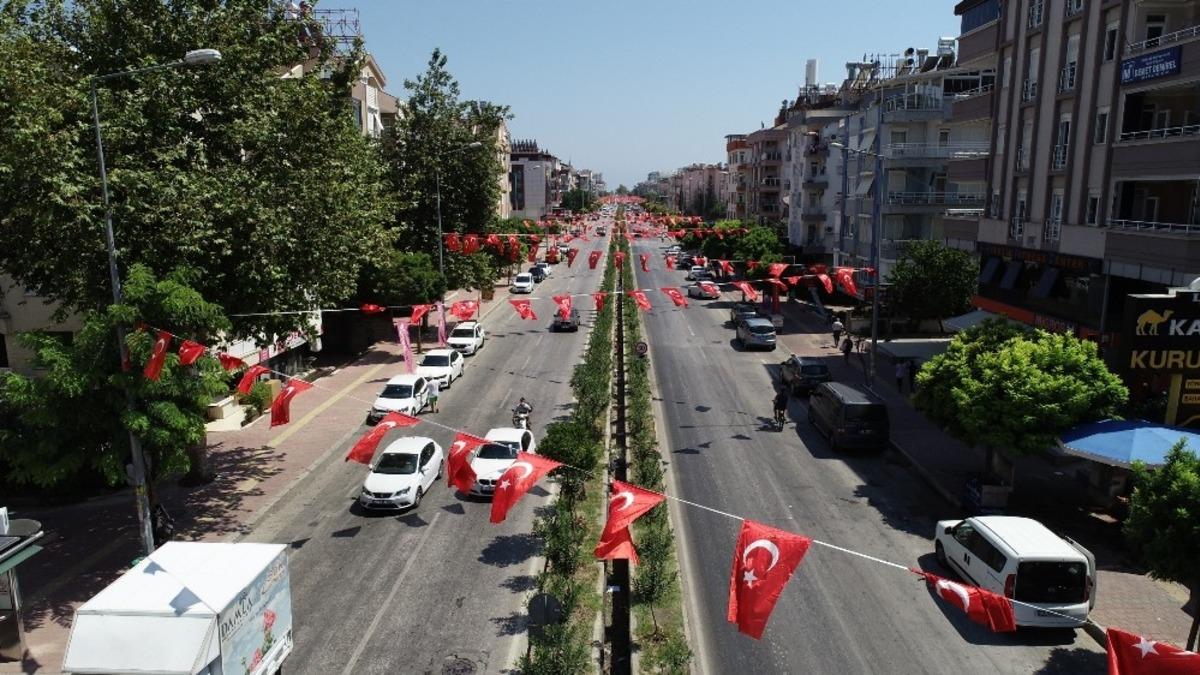 Konyaaltı T&uuml;rk bayraklarıyla donatıldı