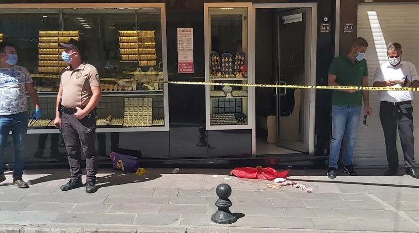 Kastamonu'da soyguncuya direnen kuyumcu, ağır yaralandı