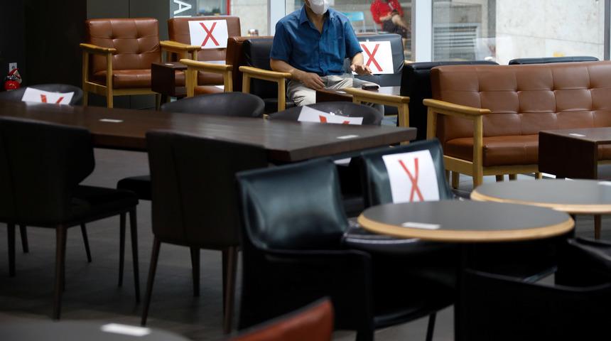 İki saat kafede oturdu, 56 kişiye vir&uuml;s bulaştırdı!