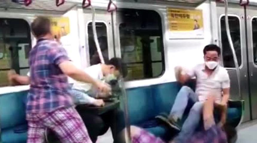 'Maske tak' uyarılarına öfkelendi, terlikle yolculara saldırdı