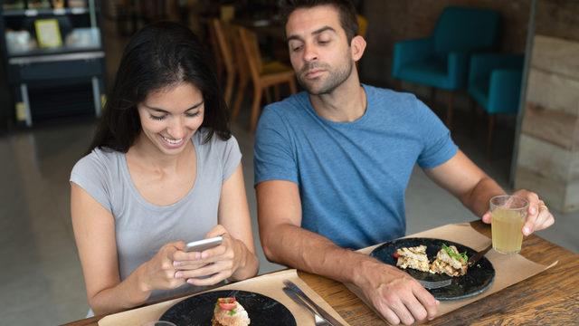 Sevgi sanıyorduk ama... Kıskançlık bakın neden kaynaklanıyormuş!