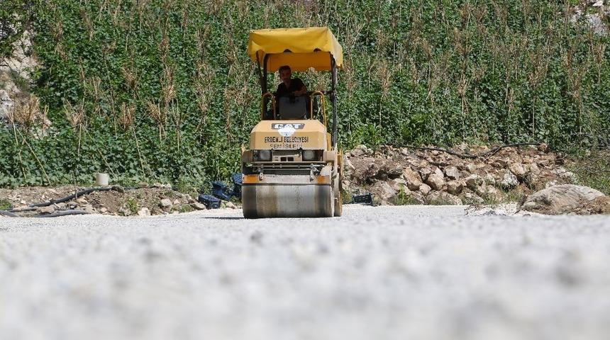 Erdemli&rsquo;de yol yapım &ccedil;alışmaları