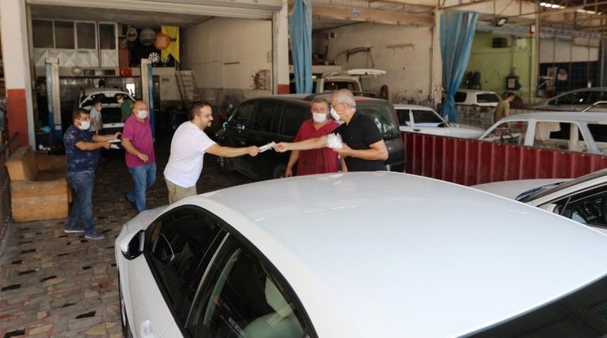 Başkan Tarhan esnafa maske dağıttı