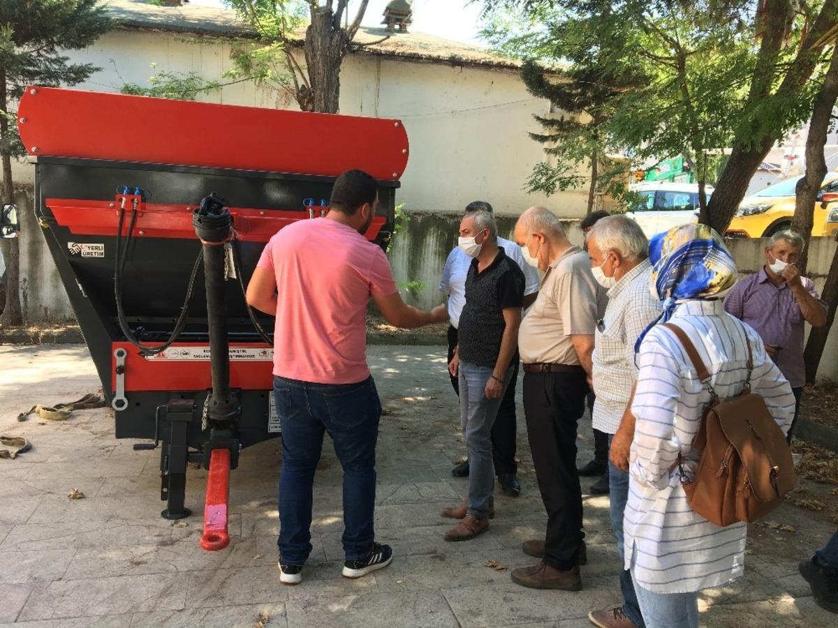 Katı g&uuml;bre dağıtma makinesi &ccedil;ift&ccedil;inin hizmetinde