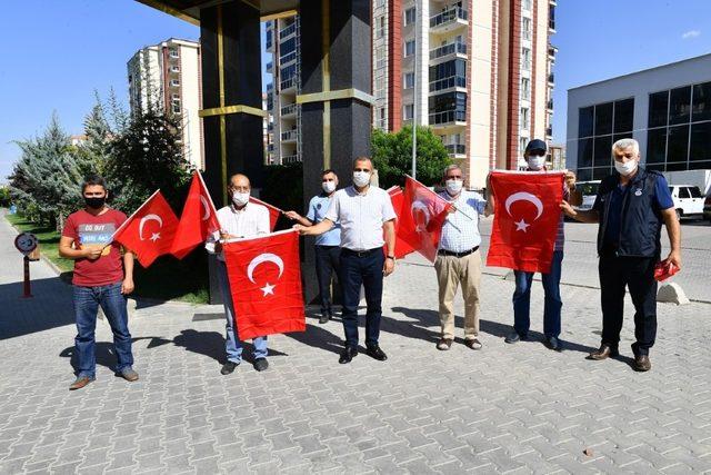 Yeşilyurt Belediyesi’nden vatandaş ve esnafa bayrak