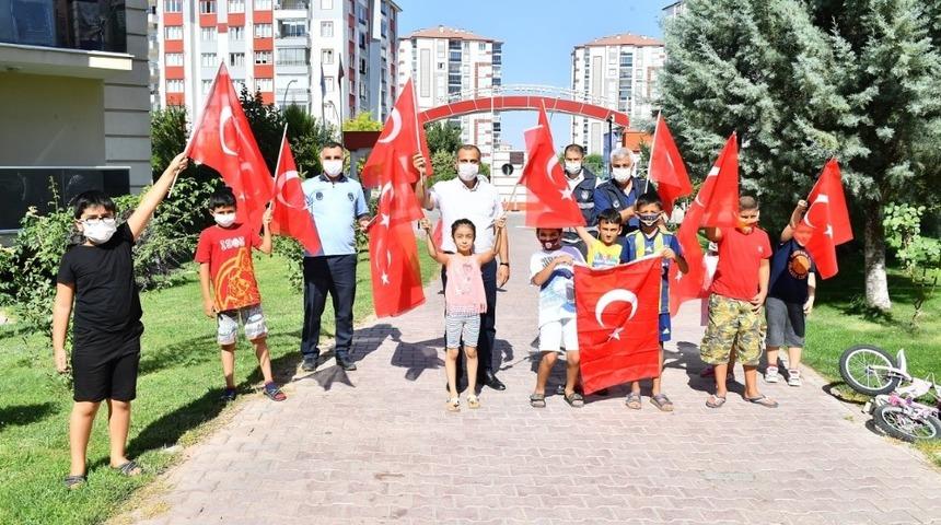 Yeşilyurt Belediyesi&rsquo;nden vatandaş ve esnafa bayrak