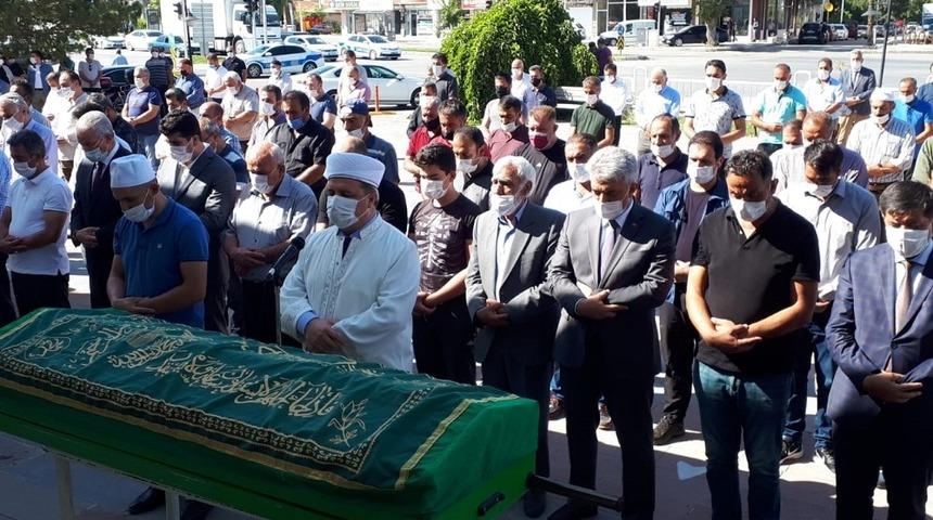 Kendini yakan seyyar satıcı toprağa verildi