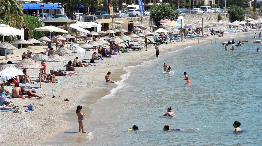 Hava sıcaklığını duyan soluğu deniz kenarında aldı