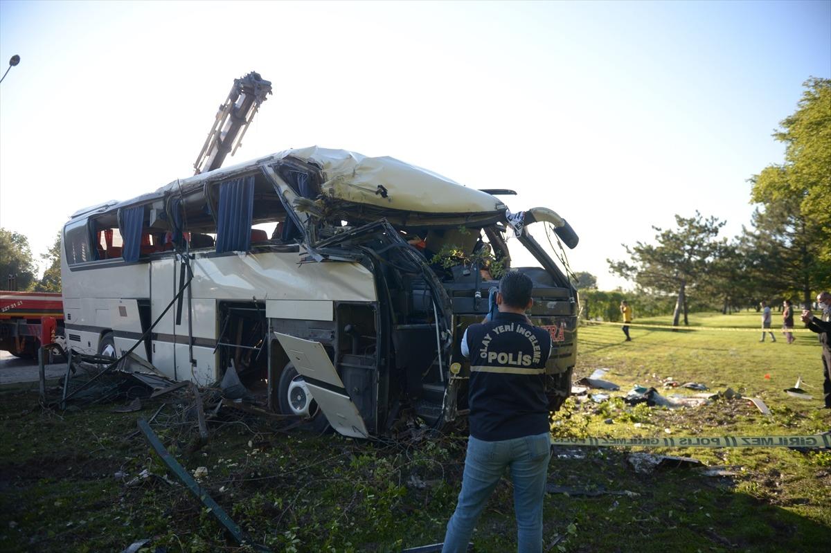 G&Uuml;NCELLEME - Eskişehir'de devrilen servis otob&uuml;s&uuml;ndeki 2 iş&ccedil;i &ouml;ld&uuml;