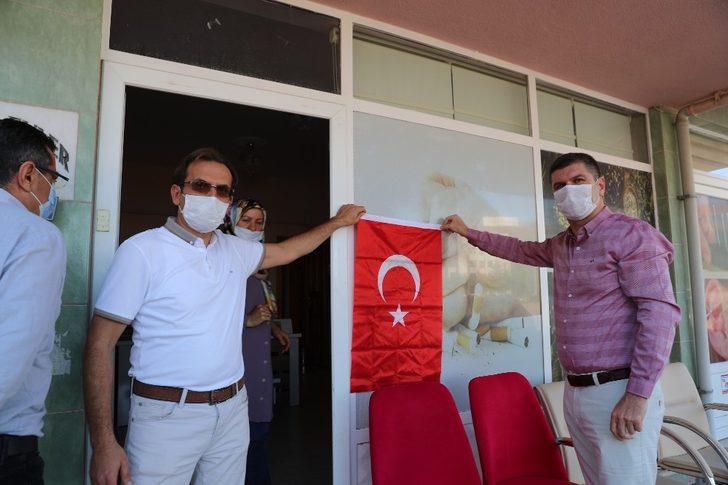 Burdur Belediyesi 2 bin Türk bayrağı dağıttı G1