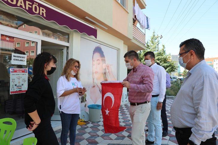 Burdur Belediyesi 2 bin Türk bayrağı dağıttı G2