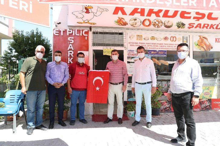 Burdur Belediyesi 2 bin Türk bayrağı dağıttı G3