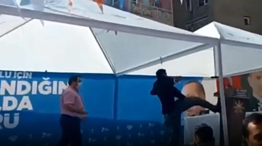 AK Partili başkan adayı k&uuml;rs&uuml;y&uuml; tekmeledi: Adalet, adalet, adalet istiyorum