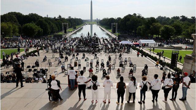 Washington'da anıtın önünde toplanan kalabalık