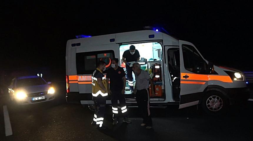 D&uuml;zce'de saman y&uuml;kl&uuml; TIR devrildi! Trafik neredeyse durdu