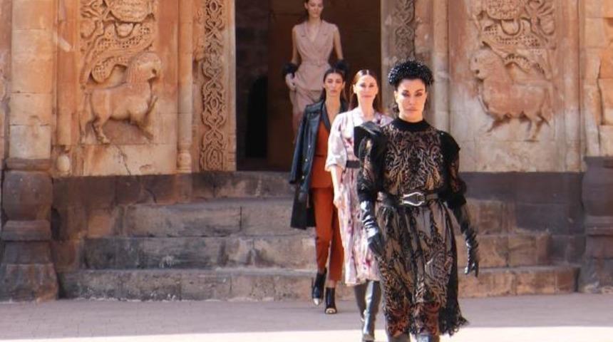 İshak Paşa Sarayı&rsquo;nda &uuml;nl&uuml; mankenlerden defile