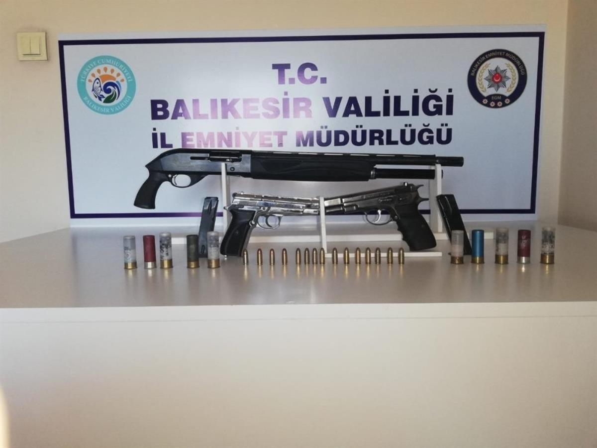 Balıkesir&rsquo;de polis 7 silah ele ge&ccedil;irdi