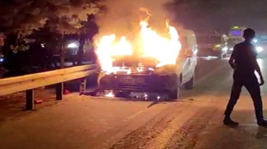 TEM'de araç yangını! Alevler metrelerce yükseldi