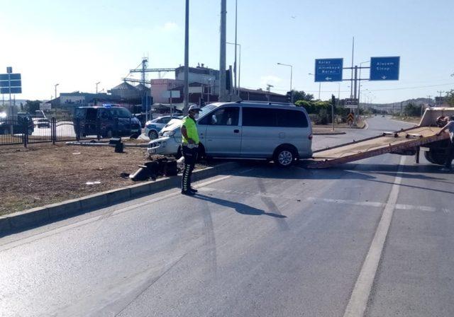 Minibüs sinyalizasyon direğine çarptı: 2 yaralı