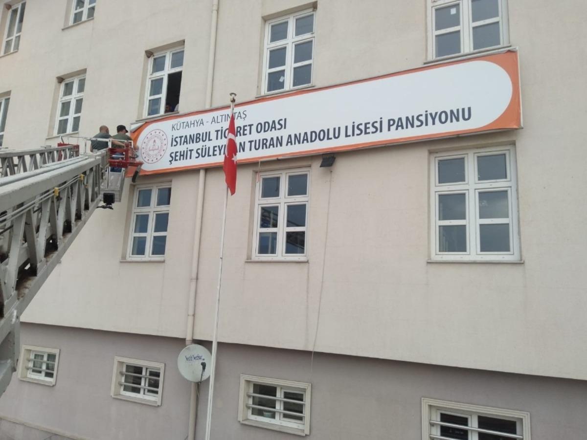 Altıntaş&rsquo;ta t&uuml;m okullarda tabelalar değişti