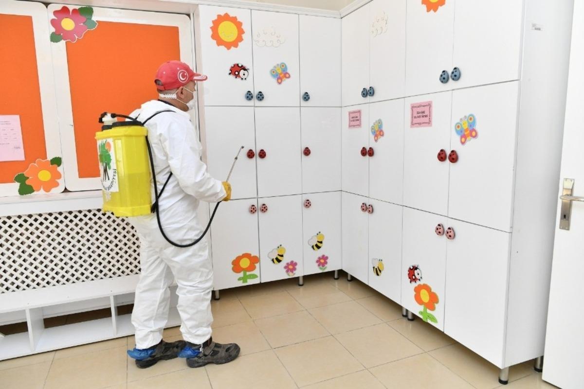 Y&uuml;z y&uuml;ze eğitim &ouml;ncesi Mamak&rsquo;taki okullar dezenfekte ediliyor
