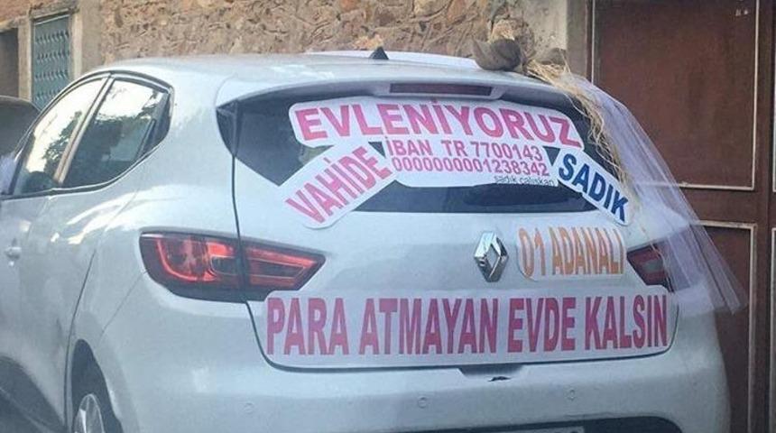 Gelin arabasında yazan not g&ouml;renleri g&uuml;ld&uuml;rd&uuml;