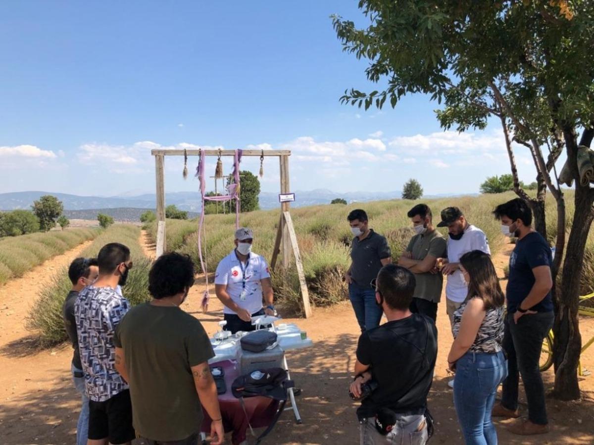 Lavanta bah&ccedil;elerinin son ziyaret&ccedil;ileri drone pilotları oldu