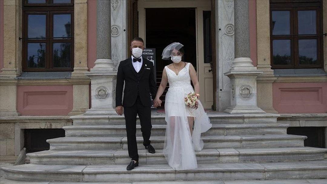 D&uuml;ğ&uuml;n ve nikahlarda yiyecek i&ccedil;ecek ikramı yapılıyor mu? D&uuml;ğ&uuml;nlerde halay, oyun ve dans yasak mı?